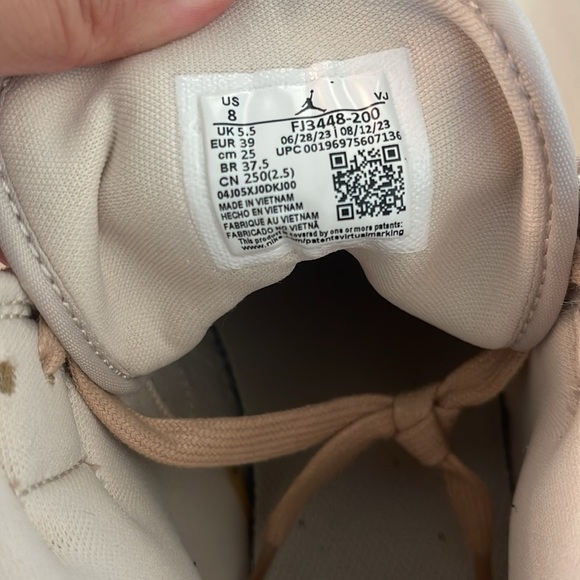 Jordan 1 Mid - Neutral - Picture 3 of 5